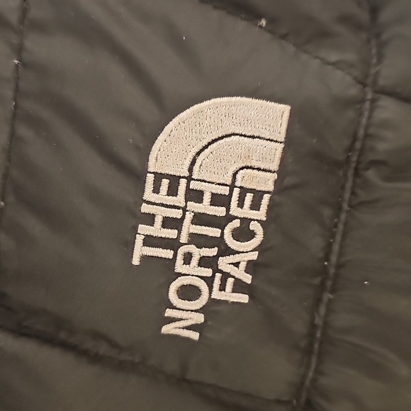 The North Face Women's Black Hooded Puffer Jacket 600 Fill - Picture 2 of 13